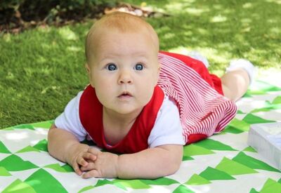 Das Baby horcht zu und blickt aufmerksam auf die Mutter